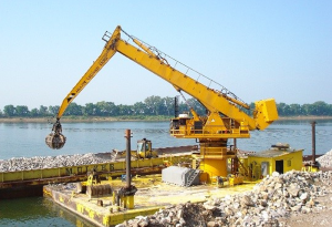handling on barge/ Manutention sur barge